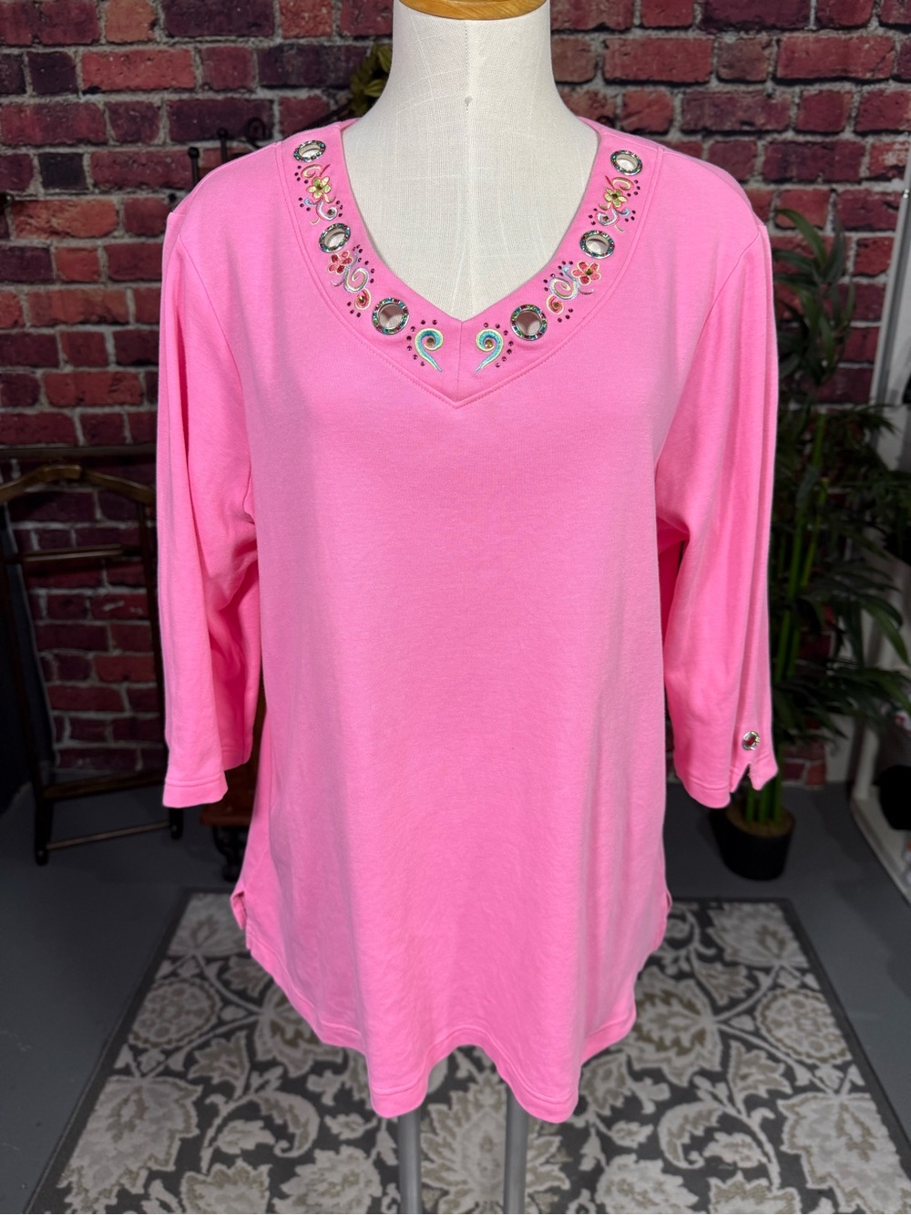 Quacker Factory Size 1X Pink Embellished V‑Neck Long Sleeve Top